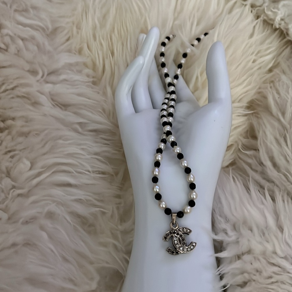 16.5” Akoya pearls with onyx